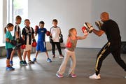 Einige Amriswiler Schulkinder schnuppern während eineinhalb Stunden Boxluft bei Trainer Christophe Bellehumeur. (Bild: Manuel Nagel)