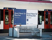 Diese Plakate informieren die Passanten am Bahnhof Zug über das neue Regime. Bild: Stefan Kaiser (Zug, 10. Juli 2019)