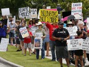 Tausende demonstrieren seit Wochen gegen Missstände in den US-Internierungslagern - hier am 2. Juli in Richardson, Texas. (Bild: Keystone/EPA/LARRY W. SMITH)