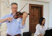 Lorenz Gamma (Violine) und seine Frau Ming Tsu (Flügel) leiten das Borromeo-Musikfestival in Altdorf. (Bild: Markus Zwyssig, Altdorf, 14. Juli 2018)