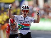 Der Südafrikaner Daryl Impey bejubelt in Brioude seinen ersten Etappensieg an der Tour de France. Dahinter bleibt dem Belgier Tiesj Benoot nur das Nachsehen (Bild: KEYSTONE/AP/CHRISTOPHE ENA)