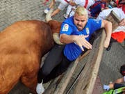 Beim siebten und letzten Stierrennen in Pamplona wurden am Sonntag erneut drei Läufer von Stieren aufgespiesst. (Bild: Keystone/EPA EFE/DANIEL FERNANDEZ)