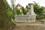 Der Brunnen steht seit ein paar Tagen wieder an seinem alten Platz. (Bild: Markus Schoch)