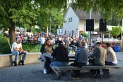 Die Besucher geniessen die ausgelassene Stimmung auf dem Weiherdamm. (Bild: Monika Wick)