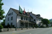 Nach der Sichtung der Bewerbungen freut sich die Findungskommission über die eingegangenen Dossiers für den neuen Chef im Rathaus in Frümsen. (Bild: PD)