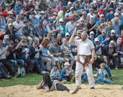 Benji von Ah feiert seinen Sieg im 6. Gang gegen Joel Strebel (links). Bild: Urs Flüeler/Keystone (Rigi-Staffel, 14. Juli 2019)
