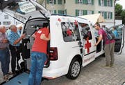 Das neue Rollstuhlauto wird rege bestaunt und begutachtet. (Bild: Rosmarie Berlinger, Sarnen, 13. Juli 2019)
