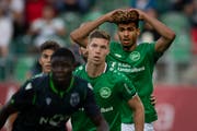 St.Gallens neuer Innenverteidiger Yannis Letard (rechts) mit Cedric Itten und Angelo Campos (hinten). (Bild: Benjamin Manser)