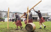 2017 machte der Regen den Appowila Highland Games einen Strich durch die Rechnung. Für 2019 erhofft sich der Vizepräsident des Vereins, Thomas Aldrian, strahlenden Sonnenschein. (Bild: Hanspeter Schiess (2. September 2017))