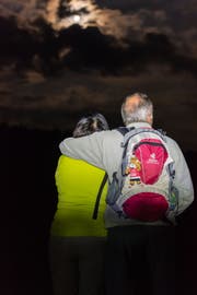 Romantisch: Der Mond kommt zum Vorschein.