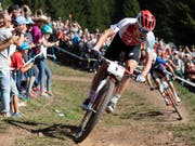 Nino Schurter fährt in Les Gets zu seinem 32. Sieg im Cross-Country-Weltcup (Bild: KEYSTONE/GIAN EHRENZELLER)