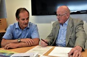 Der frühere Gemeindepräsident Andreas Gasser und alt Regierungsrat Hans-Heini Gasser (rechts) haben mit dem EWO einen Kompromiss ausgehandelt. (Bild: Romano Cuonz, Lungern, 3.September 2014)