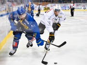 Maxim Lapierre (rechts) spielt künftig für die Berliner Eisbären in der DEL (Bild: KEYSTONE/GIAN EHRENZELLER)