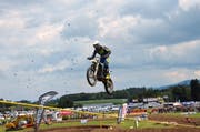 Spektakuläre Sprünge verblüffen die Fans. Rund 400 Fahrer starteten am siebten Motocross in Zuckenriet am vergangenen Wochenende. (Bilder: Christoph Heer)