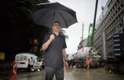 Christian Hasler, Bereichsleiter Verkehr vom St.Galler Tiefbauamt, beobachtet die Verkehrssituation vor der Baustelle bei der Parkgarage UG 25. (Bild: Benjamin Manser)