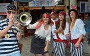 Piraten und Piratinnen stimmen musikalisch und optisch auf die Sommerfasnacht ein. Bild: Margrith Pfister-Kübler