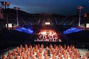 Tausende Laiendarsteller nehmen an der Fête des Vignerons teil. Die Freiluftarena in Vevey bietet Platz für 20'000 Zuschauer. (Bild: epa/Keystone)