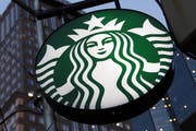 Starbucks verkauft in seinen Filialen in den USA Zeitungen. Bald ist es damit aber vorbei. (Bild: AP)