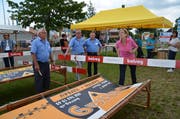Nationalrätin Verena Herzog versuchte ihr Glück mit Chriesistein-Spucken. (Bild: Margrith Pfister-Kübler)