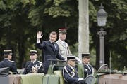 Emmanuel Macron am Sonntag an der Militärparade zum französischen Nationalfeiertag. (Bild: Rafael Yaghobzadeh/AP, Paris, 14. Juli 2019)