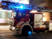 Die Feuerwehr der Stadt Zürich rückte zum Wohnhausbrand an der Bäckerstrasse mit einem Grossaufgebot aus. (Bild: KEYSTONE/MARTIAL TREZZINI)