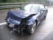 Niemand verletzt, aber 350'000 Franken Sachschaden: Am Sonntagabend verlor ein Autofahrer auf der A2 bei Wassen UR die Herrschaft über seinen Ferrari. (Bild: Urner Kantonspolizei)