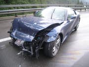 Das Unfallauto fuhr in die Mittelleitplanke. (Bild: Urner Polizei)