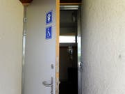 In Zug ist in einer öffentlichen Toilette ein toter Mann gefunden worden. (Bild: KEYSTONE/CHRISTIAN BRUN)