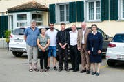 Die bisherigen Wirte Hanspeter und Susanna Dudler, der neue Rössli-Wirt Hüseyin Körük, Koch Roland Enzler, Fabrizio Croce von der Büchler AG und die ehemaligen Eigentümer Rolf und Monika Amort. (Bild: PD)
