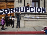Viel aus der Korruption in Lateinamerika stammendes Geld wird in der Schweiz gewaschen: Protest gegen korrupte Machenschaften vor dem Kongressgebäude in Guatemala Stadt. (Bild: KEYSTONE/AP/MOISES CASTILLO)