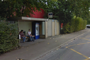 Bei diesem WC bei der Bushaltestelle V-Zug auf der Industriestrasse in Zug wurde eine Person tot aufgefunden. (Bild: Google Maps)