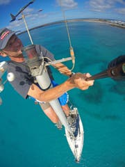 Christian Perret reinigt das Positionslicht der Jacht Tringa. (Bild: Christian Perret/PD, Fuerteventura, 17. Juni 2019)