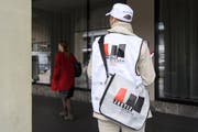 Nur wenige waren unentgeltlich im Einsatz: Unterschriftensammlung für die Initiative «Bestimmung der Bundesrichterinnen und Bundesrichter im Losverfahren».(Quelle: Anthony Anex/Keystone)