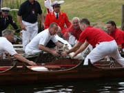 Königliche Schwanenmarkierer: Die Schwanenzähler der britischen Königin sind wieder fünf Tage lang auf der Themse in Grossbritannien unterwegs. (Bild: KEYSTONE/AP PA/JONATHAN BRADY)