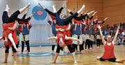 Die Eidgenössischen Nationalturner – vorwiegend aus dem Thurgau – zeigen an der Gymnaestrada in Dornbirn eine akrobatische Darbietung. (Bild: PD)