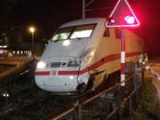 Der beim Zusammenstoss mit einem Reisebus im Mai 2016 beschädigte ICE-Zug. (Bild: KEYSTONE/KANTONSPOLIZEI BE/HANDOUT)