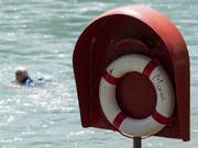 Ein 53-jähriger Jogger ist am Sonntag in der Nähe von Bern in die Aare gestürzt und gestorben. (Bild: KEYSTONE/PETER SCHNEIDER)