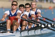 André Vonarburg (links) und Christian Stofer (Dritter von links) vertrat den Seeclub Sempach vor 19 Jahren an den Olympischen Spielen in Sydney. Der Schweizer Doppelvierer wird schliesslich Fünfter und holt ein Diplom. Bild: Fabrice Coffrini/Keystone (Sydney, 22. September 2000)