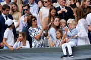 2017 durfte Roger Federer vor seinen vier Kindern den Wimbledon-Pokal in Empfang nehmen. «Das ist für uns als Familie», sagte er damals. (Bild: Keystone)