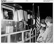 US-Astronaut Neil Armstrong spricht aus der Quarantäne-Box zu seiner Frau Jane und den Kindern Rick und Mark. (Bild: Nasa/Getty)