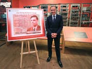 Grossbritannien bekommt neue 50-Pfund-Note - Ehrung für Alan Turing. (BoE-Chef Mark Carney präsentiert neuen Geldschein) (Bild: KEYSTONE/AP PA/PETER BYRNE)