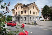 Nach den Sommerferien wird im Restaurant Testarossa mit seiner Terrasse hinter dem Haus weiter gewirtet. (Bild: Ralph Ribi)