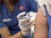 Laut WHO ist die Impfquote gegen lebensgefährliche Krankheiten nicht hoch genug. (Bild: KEYSTONE/GAETAN BALLY)