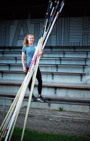 Ronja Wengi auf der Zuger Leichtathletik-Anlage: Die Steinhauserin ist für die Olympischen Spiele in Aserbaidschan bestens ausgerüstet. Bild: Stefan Kaiser (Zug, 15. Juli 2019)