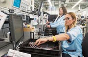 Lidija Radivojevic (links) und Merita Prenrecaj an ihrem Arbeitsplatz bei Maxon.Bild: Boris Bürgisser (Sachseln, 10. Juli 2019)