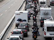 Geduld ist am Gotthard gefragt: Die Autos stauen sich auf über 11 Kilometern. (Bild: KEYSTONE/ALEXANDRA WEY)