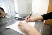 Der Beschwerdeführer füllte auch das Antragsforumlar aus. (Bild: Sam Thomas)