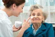 Allein in der Alterspflege befürchtet der Verband Santésuisse bis 2030 einen Kostenschub von fünf Milliarden. (Bild: Getty Images)