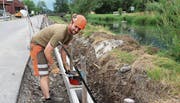 Polier Niklaas Nigg ist mit zwei Mitarbeitern bis Ende Oktober am Binnenkanal in Rüthi an der Arbeit.