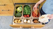 Mit der neuartigen Vakuumschublade sollen etwa frisches Obst und Gemüse rund dreimal länger halten. Bild: PD/Novaris
